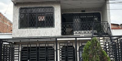 ¡Casa en alquiler – Barrio El Jardín!

Segundo piso. Excelente ubicación

Disfruta de un espacio amplio, cómodo y listo para vivir:
	•	4 cuartos (incluye cuarto principal con clóset)
	•	2 baños (principal y social)
	•	Cocina integral
	•     Sala comedor
	•	Terraza
	•	Servicios independientes
	•	Gas natural

Dirección: Cra 33B #26B-58, Barrio El Jardín

Perfecta para familias que buscan tranquilidad y buena ubicación. 