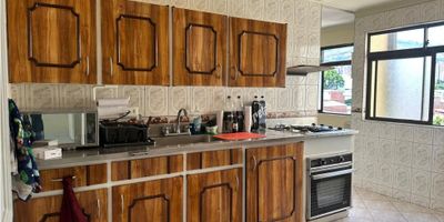 Amplio apartamento ubicado en el sector estadio 
A pocas cuadras del atanasio girardot, cc obelisco, estacion estadio, avenida 80 
Sector tranquilo y con vigilancia, consta de mucho comercio, como restaurantes, droguerias, ferreterias, academia de ingles 

Consta de 3 alcobas amplias, 3 baños, parqueadero privado, cuarto util, balcon amplio
Piso 6 sin ascensor 
