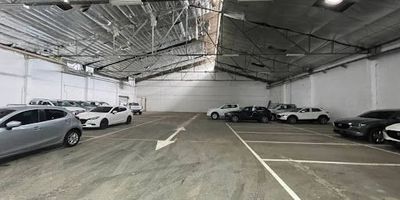 Bodega con excelente ubicación, cerca a estación del Metro. 1800 m2 de huella y 200 m2 aprox de oficinas segundo nivel