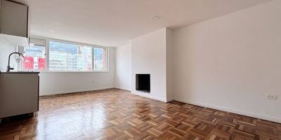 PARQUE DEL VIRREY - Espectacular apto para estrenar de 63mc, tercer piso exterior e interior, con pisos en parquet originales y restaurados, excelente luz natural, espacios amplios y remodelados. Cuenta con sala comedor, cocina abierta y zona de lavanderia independiente, 1 baño completo y moderno y una amplia habitacion que da a patio privado y tranquila ofreciendo agradable vista verde. Edificio sin vigilancia a dos cuadras del Parque del Virrey y todas las comodidades del sector!