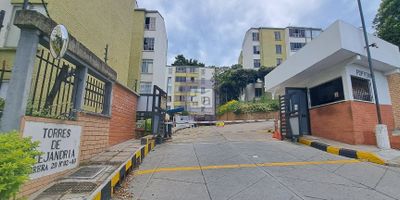 cod 6033 se arrienda apartamento en bucaramanga, 3 alcobas con closet, alcoba principal con baño, sala comedor, cocina semiintegral, 1 baño auxiliar, instalacion lavadora, zona ropas, piso en ceramica, citofono, salon social, zonas verdes, canchas, piscinas, zona juegos, vigilancia, parqueadero, valor admon ($290.000) a la fecha, pendiente definir con la administracion del conjunto.