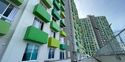 Apartamento  diseñado para su familia, con espacios iluminados y ventilados naturalmente. Ubicado sobre la vía al aeropuerto,  lejos de la congestión vehícular del casco urbano. En su entorno podrá encontrar supermercados, colegios, restaurantes, todo lo que necesita al alcance de su mano. Con excelentes rutas de acceso. 
