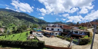Oportunidad, vencambio finca en vereda Travesías San Cristobal, precio por debajo del valor del avalúo, 2.602 m2, construidos 416 m2, mas de 5 alcobas, 6 baños, sala, comedor, cocina integral, salón de juegos, zona bbq, piscina, zonas verdes, arboles frutales, parqueadero para 8 carros, recibo propiedades en Medellín y otros municipios