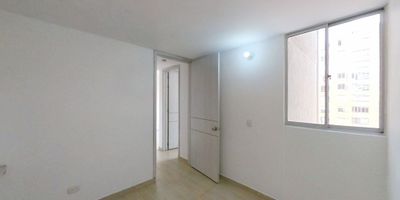 Este acogedor apartamento de 40 m², ubicado en El Vergel Oriental, combina modernidad y practicidad con solo 4 años de antigüedad. Su distribución cuenta con 2 habitaciones y 1 baño, ideal para vivir cómodamente o para quienes buscan una propiedad rentable en una zona de alta demanda. Con un valor de $230.000.000, se presenta como una excelente oportunidad tanto para inversión como para vivienda, gracias a su ubicación estratégica y su ambiente tranquilo y funcional.