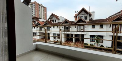 Ubicada en el sector del Terminal, esta propiedad cuenta con todo lo necesario para disfrutar de una vida cómoda y funcional. Dispone de 130 m² de área construida, distribuidos en una moderna y acogedora sala-comedor, cocina integral, terraza privada con acceso desde el interior o entrada independiente, estudio ideal para trabajo o estudio en casa, tres alcobas amplias y luminosas, tres baños bien equipados y parqueadero doble para mayor comodidad.

El condominio ofrece excelentes zonas comunes para el disfrute de toda la familia, como piscina, kiosco para eventos o reuniones y cancha múltiple para la práctica deportiva.

No dejes pasar esta oportunidad. Contáctanos para más información o para agendar una visita.