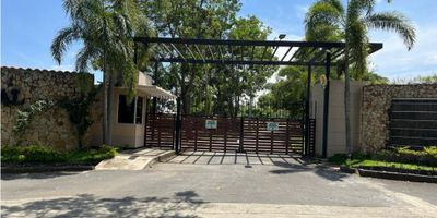  

VENDO LOTE # 1,  ubicado en el municipio de Ginebra valle del cauca a 45 min de Cali. Este hace parte de los 43 lotes existentes de la Parcelacion Hacienda Portugal con un  área de 1.512 mt2 que permita una libertad arquitectonica para construir la casa de sus sueños , donde tendrás la oportunidad de gozar de visuales panoramicas rodeado de zonas verdes. Facil acceso a restaurantes y en especial al restaurante la Albania , supermercados y cerca al pueblo, garantizando una vida cómoda y conveniente. Este lote cuenta con seguridad 24/7 con rondero y portería ,cuenta con los servicios principales acueducto y electricidad . Contáctanos hoy para programar una visita.
