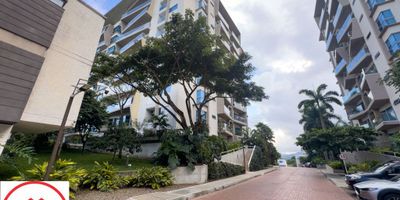 VIVE CON AMPLITUD Y CONFORT EN EL SECTOR DE MAYOR VALORIZACIÓN DE IBAGUÉ

Se vende espectacular apartamento en el exclusivo condominio Altos de la Carolina, ubicado estratégicamente en el sector de Mirolindo / Picaleña, a pasos de Medicadiz y cerca del Club Campestre. Una ubicación privilegiada que combina la tranquilidad campestre con la cercanía a los mejores servicios de la ciudad.

Lo que te enamorará de este inmueble: Amplitud Real: 124 m² perfectamente distribuidos. Vida Exterior: Cuenta con un imponente balcón tipo terraza que se extiende por toda la sala-comedor y conecta con las alcobas, garantizando iluminación natural, ventilación cruzada y una vista agradable y relajante.

Ubicación Ideal: Piso 3, lo que permite una conexión visual directa con la naturaleza del entorno sin perder privacidad.

Comodidad Total: Incluye 2 parqueaderos (un lujo en la zona) y 1 depósito amplio.

Estado: Inmueble en perfectas condiciones, listo para habitar. Disfruta de zonas sociales 
