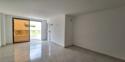 Apartamento para estrenar con una area de 92m2 aproximadamente, cuenta con 3 amplias alcobas cada una con su respectivo claset, baño privado en alcoba principal, baño social, cocina integral abierta, sala comedor, balcon con vista panoramica, zona de ropas, parqueadero cubierto para un vehiculo, edificio independiente sin portero cada recidente maneja las llaves y el contros del la puerta vehicular del parqueadero, la ubiocacion es estrategica por su cercania con el hospital Pablo Tobon Uribe, terminal del norte, centro comnrcial Florida, universidades, colegios, supermercados, estaciones de gasolina,  tiedas de bario, legumbrerias, droguerias, panaderia ect, transporte publico a pocas pasos, una excelente opcion para vivir comodamente.  
