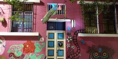 Se renta para negocio, hostal ya estaba acreditado y se puede rentar para lo mismo; o para cualquier otro negocio a una cuadra del hotel inter continental  