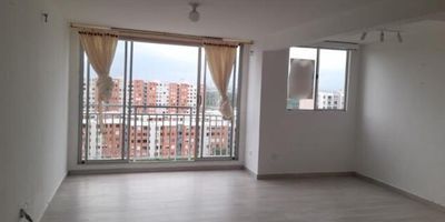 Descubre este elegante apartamento de 2 habitaciones y 2 baños en una zona residencial de fácil acceso. Con sala-comedor, cocina semi integral y zona de ropas, ofrece una vista exterior y una iluminación natural excepcional. Disfruta de comodidades como ascensor, piscina, zona infantil y parqueadero comunitario. Además, cuenta con zonas verdes, salón comunal y vigilancia privada las 24 horas. Vive en un espacio urbano con todas las comodidades a tu alcance. ¡Contáctanos para conocer más detalles y agendar una visita!