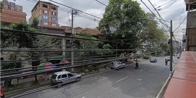 Se vende casa ubicada en el Centro - sector La Candelaria, costa de tres niveles; el primero cuenta con un área de 216.70m2, el segundo 182m2 y el tercero 116.30 = 515m2. En el primer piso encontramos tres salas, cuatro alcobas en galería, dos closet, comedor, dos baños, dos patios, cocina, zona de ropas, alcoba con espacio de baño y útil con closet, en el segundo, sala, balcón, cuatro alcobas con galería, cocina, dos baños y dos patios y el tercer piso sala-comedor, baño, cocina, tres alcobas con closet, alcoba de servicio con baño y dos patios. Predial - 234.112 Contáctanos para mas información
