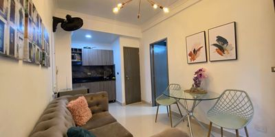 Se arrienda comodo apartaestudio en el tranquilo y central sector de Lorena. Esta propiedad cuenta con una alcoba independiente que brinda mayor privacidad y confort, ademas de bonitos acabados que aportan calidez y estilo a cada espacio. Su diseno funcional es ideal para personas solas o parejas que buscan comodidad en una excelente ubicacion. Esta situado cerca de la iglesia La Consolata, asi como de supermercados, restaurantes, farmacias, cafeterias y otros servicios esenciales. La zona ofrece un ambiente residencial agradable, con facil acceso a transporte publico y buenas vias de comunicacion. Es una excelente opcion para quienes desean vivir en un lugar bien ubicado, seguro y con todo lo necesario al alcance de la mano.