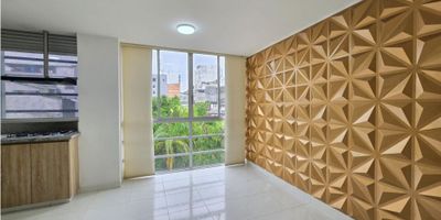 Se arrienda apartamento en el centro de la ciudad de Armenia, tercer piso con ascensor, consta de dos alcobas, dos baños completos, sala comedor, cocina, zona de ropa, iluminado y aireado, cerca a la Gobernacion, Plaza de Bolivar, Palacio de Justicia,  Bancos entre otros sitios de interes.

Facil acceso a transporte publco, conjunto con vigilancia 24/7. 
