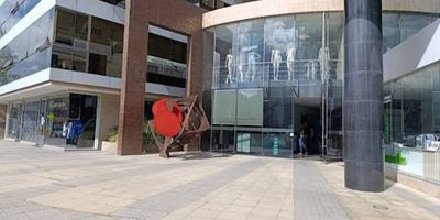 Se arrienda oficina de 172 metros cuadrados, ubicada en el exclusivo sector de La Cabrera, estrato 5. El espacio cuenta con excelente ubicación, iluminación natural y distribución ideal gracias a sus 4 áreas de oficina, 8 modulares, sala de juntas, recepción, 1 baño privado, cocina semiintegral y piso laminado. Incluye 2 parqueaderos cubiertos tipo doble y mobiliario en excelente estado. Dispone de 3 cortinas, área de almacenamiento, vidrios antirruido, cableado, auditorio, ascensor, vigilancia, altura interna y puerta de doble altura, además de vista panorámica y parqueadero para visitantes. Ubicada en una zona comercial y residencial, con acceso privilegiado por la Cra. 15, Cra. 11, Av. Calle 85 y Autopista Norte. Para más información comuníquese con el ejecutivo comercial camilo silva al celular yo whatsapp 3157524379 o al correo camilo.silvainmobiliariasaliadas.com