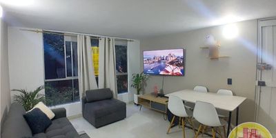 Código: 10620. 5° Piso en edificacion de 6 pisos. Acceso al inmueble: Directo a la via y escalas. Alcobas con puertas, baños cabinados en vidrio, cubierta y extractor.