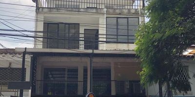 Acogedor apartamento ubicado en el cuarto piso, Cuenta con tres habitaciones, baño social, sala-comedor, cocina integral, zona de oficios y un balcón amplio ideal para disfrutar de la vista y la ventilación natural.

Una opción cómoda y funcional en un sector tranquilo y de fácil acceso. ¡Agenda tu visita y conoce tu próximo hogar!