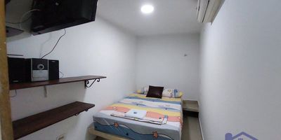 Se arriendan habitaciones tipo aparte-estudio en el Hotel Manchester, de aproximadamente 20m2. para 1 o 2 personas, 1 baño con agua caliente. Tiene servicios de agua y energía incluidos, libre de administración. Incluye también colchón, ventilador, aire acondicionado, pequeña nevera, televisión con componente de sonido.
Aparta-estudio cómodo para estudiantes o trabajadores. Muy cerca de la estación del Metro de Bello, todas las rutas de transporte de la autopista, al lado del hospital Marco Fidel, cerca al parque principal de Bello.


Agenda tu visita sin ningún costo y estudio GRATIS.
Whatsapp: 3007093352
Código: 61337
