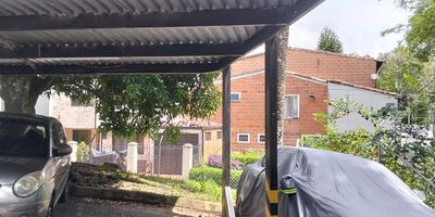 Apartamento amplio, de 100 metros cuadrados, esquinero, muy iluminado.
- Cuarto piso (no tiene ascensor)
- Un parqueadero privado cubierto
- Sala comedor amplia
- Sala para oficina/biblioteca
- Balcón
- Cocina integral, zona de ropas
- 3 habitaciones con closet, puerta y ventana
- 2 baños cabinados con ducha y agua caliente a gas
- Citofonía
- Urbanización Santa Mónica 2, urbanización cerrada con zona verde, vigilancia permanente.
Zona urbanizada, tranquila, cerca a Colegíos, Iglesias, Parques, zona comercial.  Requisitos: arrendatario y 2 codeudores, deben ganar el doble del canon y laborar en empresa. Depósito: $850.000