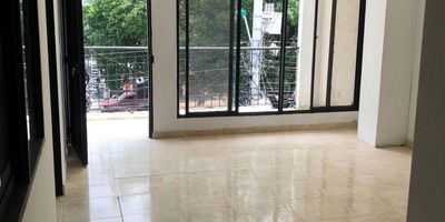 Acogedor apartamento ubicado en tercer piso, con excelente iluminación y distribución. Dispone de dos habitaciones con clóset, baño social, sala-comedor, cocina integral, zona de oficios y un balcón amplio perfecto para disfrutar de la ventilación natural.

Una opción cómoda y funcional en un sector tranquilo y de fácil acceso. ¡Agenda tu visita y conócelo!