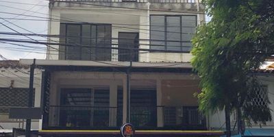 Acogedor apartamento ubicado en tercer piso, con excelente iluminación y distribución. Dispone de dos habitaciones con clóset, baño social, sala-comedor, cocina integral, zona de oficios y un balcón amplio perfecto para disfrutar de la ventilación natural. Una opción cómoda y funcional en un sector tranquilo y de fácil acceso. ¡Agenda tu visita y conócelo!