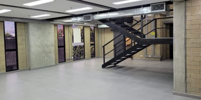 Descubre esta exclusiva oficina dúplex de 200 metros cuadrados en un parque industrial de renombre. Con aire acondicionado, cocineta y baños independientes, ofrece comodidad y funcionalidad. La seguridad es primordial con alarma, circuito cerrado de TV y vigilancia privada 24/7. Además, cuenta con parqueaderos, escalera de emergencia y portería. Ubicada en zona industrial con transporte público cercano. Una oportunidad única para tu negocio. 
ARRIENDO OFICINA CENTRO EMPRESARIAL
•	Área 200 mts
•	Sector Aguacatala
•	Planta libre
•	Ascensor de carga
•	Recepción a doble altura
•	3 wc
•	Cocineta
•	Iluminación 
•	Salidas eléctricas
•	Aire acondicionado
•	Red contra incendios
•	2 parqueaderos privados
•	Cuarto útil
•	Parqueadero de visitantes
•	Hall Bussines
•	Salon reuniónes para más de 100 personas
•	Aire acondicionado central
•	Transporte Publico

Valor arriendo: $14'000.000 + IVA (Admon incluida)
Contáctame al 3242190444, Giovanny Riaño .
