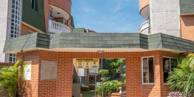 Descubre la elegancia y comodidad en este moderno apartamento de 203.74 metros cuadrados en venta. Con 3 habitaciones, 5 baños y cocina integral, ofrece un ambiente acogedor y funcional. Disfruta de la sala y comedor auxiliar, estudio y cuarto de servicio. Además, cuenta con piscina, zona infantil y vigilancia privada 24*7. Ubicado en una zona residencial con fácil acceso a colegios, supermercados y transporte público. ¡Haz de este lugar tu nuevo hogar!