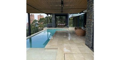 CASA EN LA CALERA de 459 metrso en un lote de 2.182 metros. casa de 2 nivles en parcelacion exclusiva de la calera - piscina - zona de jardin. amplia terreza con bar y zona de entretenimiento. sala amplia y cocina baierta. en el primer nivel tiene una habitacion y salon de gym. en el segundo nivel tiene 3 habitaciones completas con baño bvestier y balcon asi como una sala amplia de star. s evende amoblada o sin amoblar. el precio incliuye el amoblamiento. 
