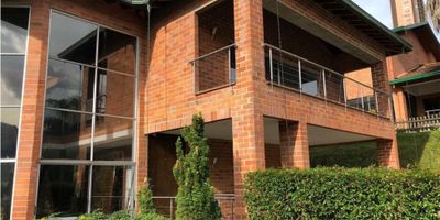 Casa unifamiliar en venta de 470 m² construidos, ubicada en el sector Aves María – Sabaneta. Cuenta con 4 habitaciones, 5 baños, amplia sala, comedor, cocina integral, zona de ropas, cuarto útil y 4 parqueaderos. Estrato 4.

La unidad ofrece amenidades como sauna, turco, jacuzzi, juegos infantiles y gimnasio.

Excelente ubicación en una de las zonas más exclusivas y tranquilas de Sabaneta, con fácil acceso y cercanía a servicios, comercio y naturaleza.

¡Recuerda que te ayudamos en todo el proceso de tu crédito de vivienda!
