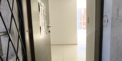 Apartamento. Piso 4, sala comedor, 2 habitaciones con closet, 2 baños, cocina integral, zona de ropas. 
El precio incluye servicios.