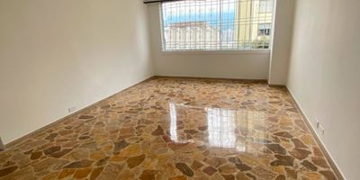 La Fontana Soluciones Inmobiliarias presenta este apartamento amplio y muy iluminado con dos (2) alcobas con clóset, sala comedor seguida, dos (2) baños, cocina semiintegral, zona de ropas y pisos en retal de mármol y madera flotante; una opción cómoda y funcional para disfrutar cada espacio, anímate a visitarlo y hacerlo tuyo.

Código inmo: 3436 Manizales, Caldas.
