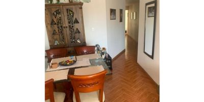 ¡Vive en un sector exclusivo con amplitud, comodidad y excelente distribución!

Apartamento de 80 m² con tres (3) alcobas con closet, sala comedor, cocina integral, dos (2) baños, pisos en cerámica, zona de ropas, y parqueadero privado.

Cod inmo: 15016, Manizales - Caldas
