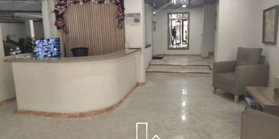 Espectacular apartamento de 67 m², ubicado en un séptimo piso con excelente iluminación natural y vista panorámica. El inmueble cuenta con 2 habitaciones, 2 baños, sala-comedor, cocina integral y zona de lavado.
Incluye dos garajes en línea, cubiertos, y un depósito amplio.

Situado en un sector exclusivo de la ciudad, a pocos pasos de Unilago y cerca de la estación de TransMilenio Héroes, lo que garantiza una movilidad ágil y una ubicación estratégica cerca de comercios y servicios.

Ideal para quienes buscan confort, buena ubicación y excelentes acabados. Cod: 186