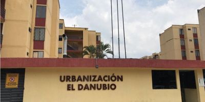 APARTAMENTO EN ALQUILER CALI AL SUR NAPOLES CR EL DANUBIO, 64 metros, quinto nivel, dos habitaciones con closet, sala comedor, baño social, balcón, cocina integral, zona de oficio, cerca de zona comercial, transporte público cercano. (COD 8302534 - TRASVERSAL 2  # 1 C - 140 APT 501, T 6 CR EL DANUBIO)
