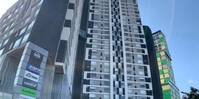 Apartamento en arriendo, ubicado en el barrio chapinero central, con área de 44.4 m2, ubicado en el piso 12, con excelente ubicación cerca de avenidas principales como lo son la Av. Cra. 13, Cra. Séptima, Av. Caracas, Calle 63 y calle 53. Cuenta con una muy buena iluminación natural, habitación separada con vestier y baño privado, cocina integral eléctrica de inducción con barra tipo americano, baño social, sala, zona de lavandería independiente y parqueadero cubierto. El conjunto cuenta con gimnasio, terraza mirador 360°, salón social, plazoleta de comidas y supermercados. Cod: 1277