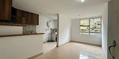 Arriendo en Bello  Barrio El Mirador Descubre este cómodo inmueble ubicado en el tradicional barrio El Mirador de Bello, un sector residencial tranquilo y con excelente acceso a transporte público, colegios y comercio local. Características destacadas Amplia distribución con espacios iluminados naturalmente Habitaciones confortables ideales para familias o estudiantes Cocina integral moderna Zona de ropas independiente Cercanía a parques y zonas verdes Oportunidad única Este inmueble se ofrece en renta con condiciones flexibles y un entorno seguro, perfecto para quienes buscan calidad de vida en Bello. Ubicación privilegiada Barrio El Mirador, con fácil conexión hacia Medellín y el norte del Valle de Aburrá.