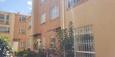Arrienda casa familiar de tres pisos en conjunto cerrado con excelentes facilidades, cercanía a CC Santafé, CC. Mirandela y Autopista Norte. Tiene 3 habitaciones, 2 baños, sala comedor, cocina con zona de lavandería, calentador a gas, estufa a gas e incluye 1 parqueadero. El conjunto cuenta con excelentes zonas verdes, vigilancia privada y admon economica.