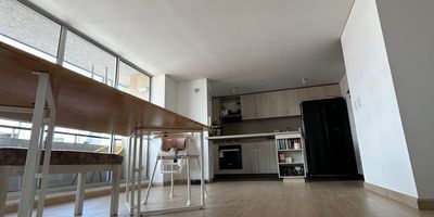 Se arrienda hermoso apartamento en el barrio Gran Granada 



 Características:

 3 habitaciones

1 estudio 

2 baños

Sala – comedor amplia

Cocina integral 

Zona de lavandería

 Family room

 Balcón

Depósito

Parqueadero privado