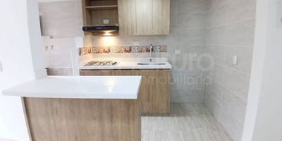 472-8487  Conaltura Inmobiliaria arrienda un cómodo apartamento en el sector Navarra  Bello,  perfecto para quienes buscan un hogar económico y bien ubicado. Con 55 m, este inmueble cuenta con 3 alcobas, 2 baños, sala comedor, balcón y cocina integral. Sus espacios prácticos y funcionales se ajustan a las necesidades de tu familia. La unidad residencial ofrece portería 24 horas, ascensor y espacios comunes que garantizan seguridad y tranquilidad. Ubicación estratégica en Navarra, con cercanía a colegios, transporte público y servicios esenciales.