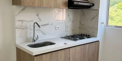 Despierta cada día en el paraíso que llamarás hogar Este asombroso apartamento en alquiler te ofrece lujo, comodidad y vistas que te dejarán sin aliento. Cuenta con la habitación principal extra grande con vista a la zona verde, apto esquinero con closet doble. Tendras el sonido relajante de la quebrada para tu disfrute. No pierdas la oportunidad de vivir la vida que mereces. Contáctanos ahora y comienza a vivir el sueño