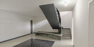 Ubicada en Laureles, a pocos metros de la UPB, de la Av. Nutibara, de supermercados, gimnasios, cafés, restaurantes y con excelente acceso a transporte público, esta propiedad comercial ofrece todo lo que una empresa necesita para crecer en un entorno dinámico y altamente conectado. Esta casa de segundo y tercer piso, totalmente reformada, cuenta con aproximadamente 415 m² distribuidos en espacios amplios, iluminados y muy versátiles. En el segundo piso encontrarás 10 ambientes de oficina, que comprenden 4 alcobas, 6 salas, además de 6 baños y 2 patios, ideales para áreas de trabajo en equipo, recepción, salas de juntas o zonas de atención al cliente. En el tercer piso hay 3 salas, que pueden integrarse entre sí para crear espacios abiertos o adaptarse según las necesidades de tu negocio. Además, incluye garaje, una ventaja clave en este sector tan concurrido.Este inmueble es perfecto para empresas de tecnología, agencias creativas, academias, consultorios, coworking, centros de formac