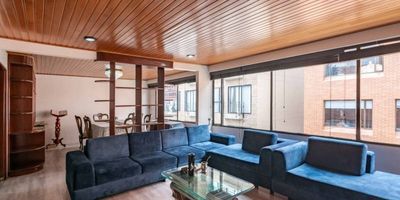 En Chico Navarra, se encuentra este apartamento que destaca por su iluminación natural y amplios espacios. Con tres habitaciones, es el lugar ideal para aquellos que buscan comodidad y un ambiente acogedor. La chimenea tradicional se convierte en el centro perfecto para tus momentos de relax. 

La cocina cerrada está equipada con una estufa eléctrica y cocina integral, perfecta para los amantes de la gastronomía. Además, el apartamento cuenta con área de lavandería y un útil depósito. Aunque en un piso interior, la privacidad y tranquilidad. 

Con dos parqueaderos en línea, depósito y un baño de servicio, este espacio se adapta a tus necesidades. Los ascensores facilitan el acceso y la ubicación privilegiada te conecta con parques, iglesia, restaurantes, bancos y comercio en general. Tanto si deseas comprar como alquilar, no pierdas esta oportunidad. ¡Contáctanos para agendar tu visita!