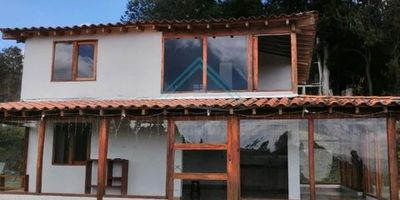 Esta casa campestre es la inversión en bienestar que tu familia merece, combinando la tranquilidad del campo con la cercanía que necesitas.