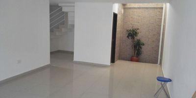 Descubre esta casa de 110 metros cuadrados, disfruta de la iluminación natural en la sala-comedor, la cocina integral, 3 habitaciones, 2 baños, area de labores, patio y un parqueadero, este inmueble ofrece comodidad y amplitud para tu familia. ¡No pierdas la oportunidad de vivir en este acogedor hogar! Contáctanos para más información o agendar una visita.