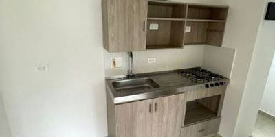 Apartamento de 3 alcobas con amplio closet y balcón para disfrutar del aire fresco. La cocina integral ofrece comodidad y funcionalidad para tus necesidades culinarias. Con parqueadero incluido, tienes la tranquilidad de un lugar seguro para tu vehículo. Además, cuenta con zonas comunes, juegos infantiles, gimnasio y zonas verdes, creando un ambiente ideal para toda la familia.