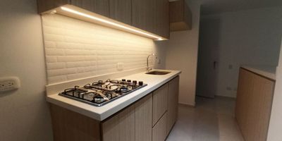 Se ALQUILA hermoso apartamento para estrenar en el barrio Ciudad Pacífica/Tierralinda. El inmueble se encuentra en un 4to piso con ascensor y tiene un área de 60 m². Cuenta con 2 cómodas habitaciones con clóset,  2 baños, cocina integral, sala-comedor, zona de oficios, estudio o zona de estar y un balcón con excelente iluminación natural,  Además, dispone de parqueadero comunitario, ideal para mayor comodidad. En el valor del canon va incluida la administracion.
El conjunto ofrece excelentes zonas comunes que incluyen amplias áreas verdes, salón social, juegos infantiles, piscina para adultos y niños, parqueadero para visitantes y seguridad 24/7. Su ubicación estratégica brinda un entorno tranquilo y, al mismo tiempo, una cercanía ideal a importantes universidades como la Autónoma de Occidente, Icesi y la Javeriana. Para más información, comunícate al 310 696 2994.