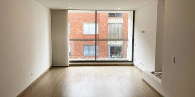 Lindo apartamento en arriendo de 85 metros, con buena iluminación natural, 4to piso, acabados modernos, y amplio. Apartamento de 2 alcobas, estudio, 2 baños, cocina abierta a gas con zona de lavandería, sala comedor con chimenea, con cortinas, pisos en madera laminada, 1 parqueadero y deposito. El edificio cuenta con portería con vigilancia 24 horas, ascensor, salón comunal y gimnasio. Zona residencial tranquila. Ubicado cerca de vías de acceso como Carrera 19 y Calle 145. El valor del arriendo es de $2,750,000 más la administración. 