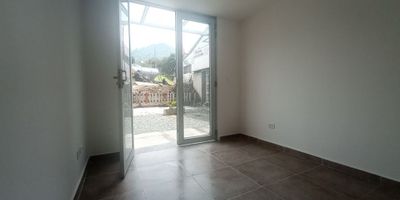 LOCAL EN VENTA EN LOS CÁMBULOS MANIZALES

Oportunidad inmejorable para establecer su negocio en una zona de alto flujo comercial. Ideal para profesionales independientes o pequeñas empresas que buscan visibilidad y fácil acceso en Manizales.

Características de la propiedad

Esta propiedad es un local comercial de 21 m2 apto para diversas actividades, sujeto a la aprobación del propietario. Cuenta con un baño y ofrece la flexibilidad de admitir mascotas, adaptándose a diferentes necesidades. Dispone de servicios de agua, electricidad y gas domiciliario, con un elegante suelo de cerámica o mármol que añade un toque profesional.

Entorno y accesos

El local está ubicado estratégicamente en una zona comercial y residencial, sobre vía principal con acceso pavimentado. La seguridad está garantizada con servicio de vigilancia y portería o recepción, además de contar con planta eléctrica. El área ofrece proximidad a zonas turísticas y deportivas, con transporte público cercano que facilita la movilidad.

Contáctanos

Asegura este espacio perfecto para tu emprendimiento y dale la visibilidad que merece
tu marca. Escríbenos ahora mismo por WhatsApp para agendar una visita y recibir todos los detalles del arriendo. Estamos listos para ayudarte a dar el siguiente paso en tu crecimiento.
