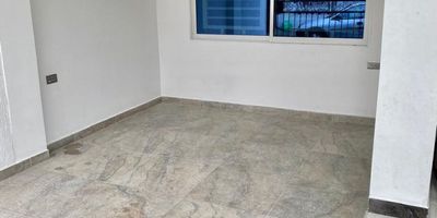 Excelente apartamento primer piso , consta de Sala -comedor -cocina integral-zona oficios - 3 cuartos-2 baños. Garaje .Servicios públicos no incluidos.