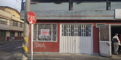 Se arrienda local comercial ubicado en el barrio Normandía, cuenta con un área de 33 mtrs, es iluminado, de un solo nivel y se encuentra sobre vía principal, lo que garantiza excelente visibilidad y flujo peatonal. El inmueble tiene un baño privado, pisos en cerámica. El servicio de agua es compartido, la luz está activa y no cuenta con gas. No tiene garaje, depósito, cocina ni modulares. El sector es comercial y residencial, a solo dos cuadras de la Avenida Boyacá y cercano a la Calle 63 y Calle 53, lo que permite un fácil acceso y una ubicación estratégica para diferentes tipos de negocios, excepto expendio de licores, debido a la restricción establecida., este local es ideal para comercio, oficinas, servicios o emprendimientos que busquen un espacio funcional y bien ubicado en el occidente de la ciudad. para más información comuníquese con el ejecutiva comercial Piedad Pineda al celula 3174316611 o correo electronico  piedad.pinedainmobiliariasaliadas.com