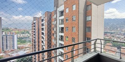 Apartamento en Arriendo.
Disfruta de la comodidad y el estilo en este moderno apartamento, ubicado en una zona de alto desarrollo de Itagui.
El apartamento cuenta con 2 habitaciones con closet, 2 banos, sala-comedor, balcon, cocina integral, zona de ropas, La unidad ofrece ademas porteria 24 horas para tu seguridad y tranquilidad, tambien zonas comunes, juegos infantiles, gimnasio y piscina.
Gracias a su ubicacion  estaras conectado en minutos con restaurantes, supermercados, colegios, transporte publico y principales vias de la ciudad.
La opcion ideal para quienes buscan confort